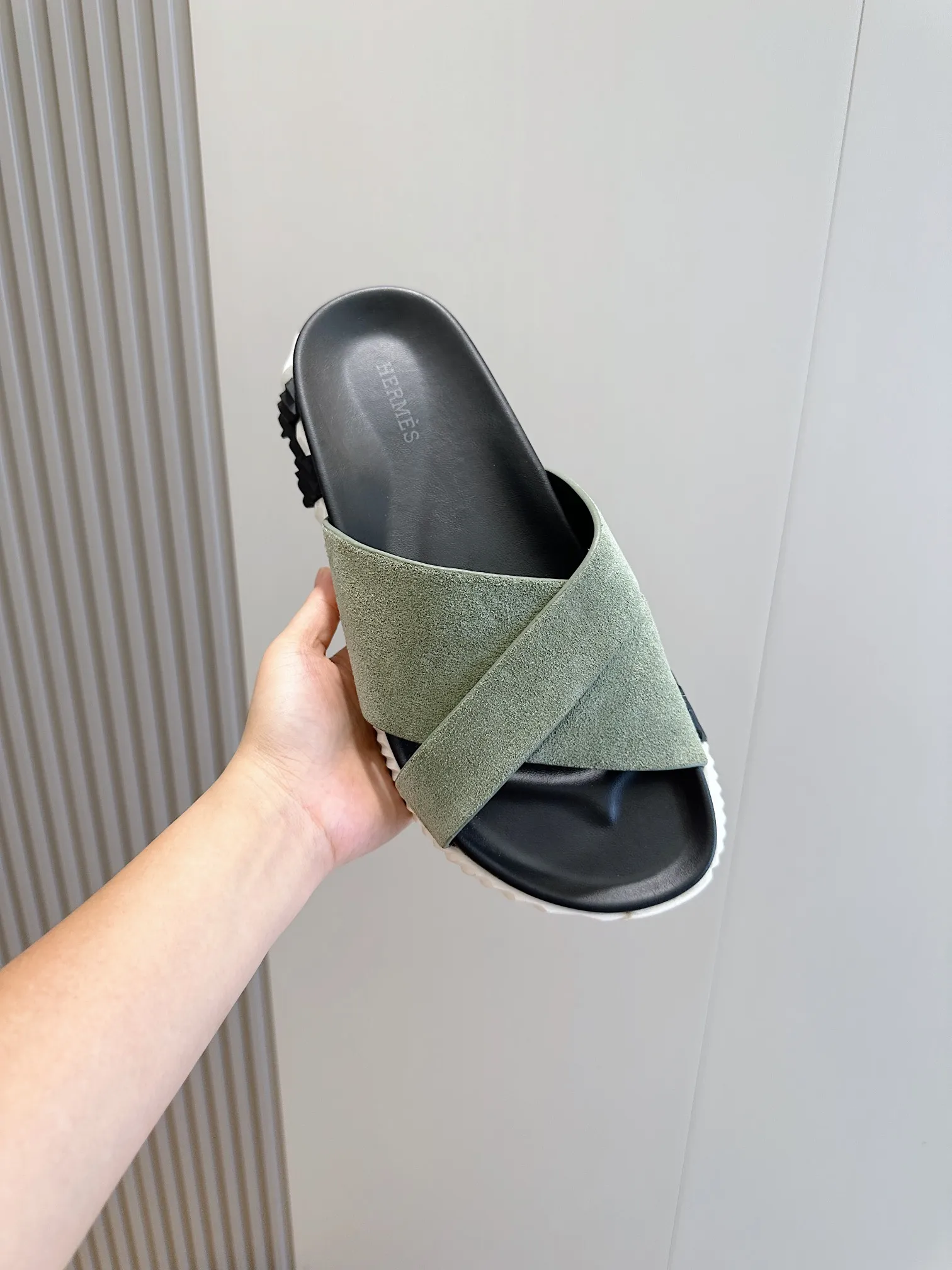 [HERMÈS] Top men's shoes 💰: 340💰 Size: 39-44 (38.45 46 custom-made) Herme*H Home Hermès Men's Sandals and Slippers - Original Replica Purchase the original version and make it one to one, the outsole is privately modeled, and the outsole color corresponding to each color is the same as the original version. Come to those who know the stuff 💪 The ultra-light soles are designed in contrasting colors, and they feel so comfortable on your feet! Calfskin, cowhide feet, private mold outsole.
